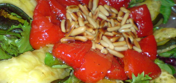 Салат из запечённых перцев и цуккини с сыром