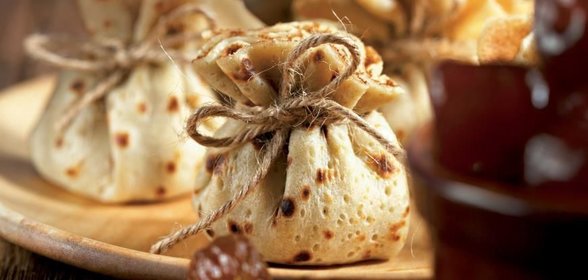 Блинные «мешочки» с финиками и орехами