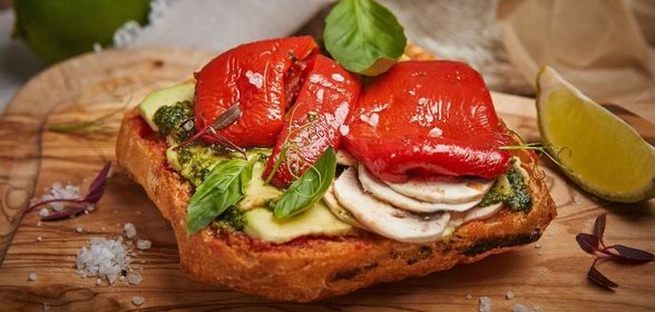 Хрустящая брускетта с печеным болгарским перцем