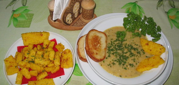 Мамалыга с белым грибным соусом