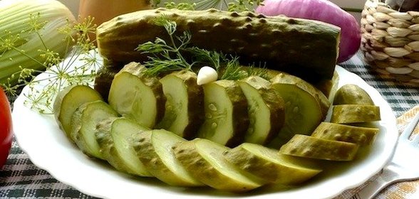 Хрустящие малосольные огурцы