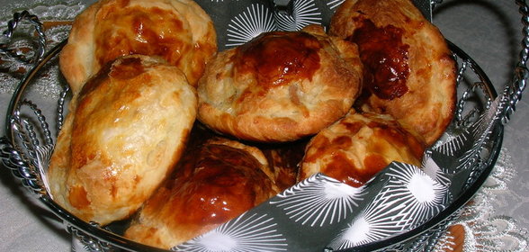 Слоеные пирожки с индейкой карри и беконом