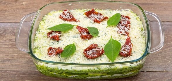 Овощная лазанья из цукини с рикоттой и соусом песто
