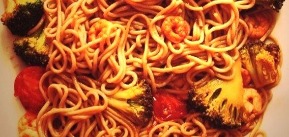 Гречневая лапша с креветками, брокколи и помидорами черри