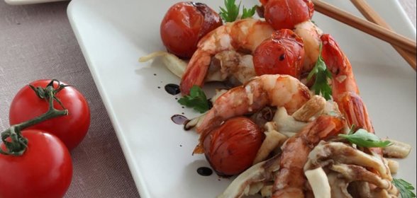 Креветки с помидорами и вешенками
