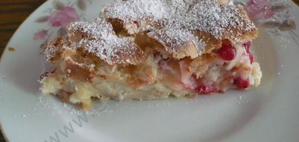 Шарлотка с яблоками на кефире в духовке