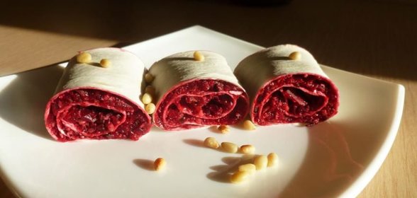 Рулеты из свеклы с маслинами и кедровыми орешками