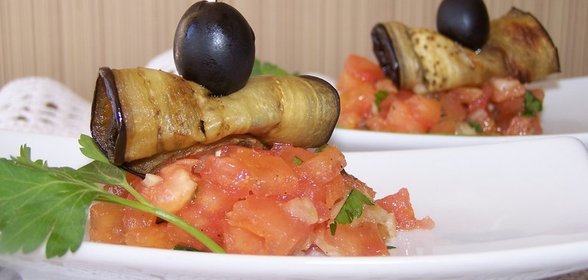 Тартар из помидоров и зелени с баклажаном и маслинами