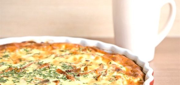 Киш с карамелизованным луком и прошутто