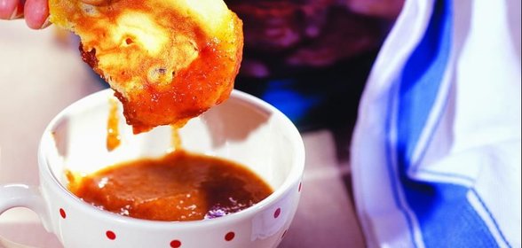 Шотландские оладьи с соусом из изюма