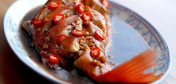 Морской окунь с имбирем, острым перцем и соусом в стиле чжунго