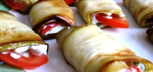 Рулетики из баклажанов с помидорами