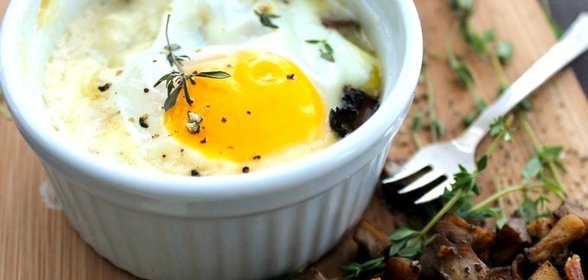 Печеная яичница с пармезаном и прованскими травами