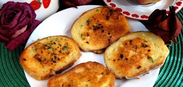 Сырные гренки с зеленым луком