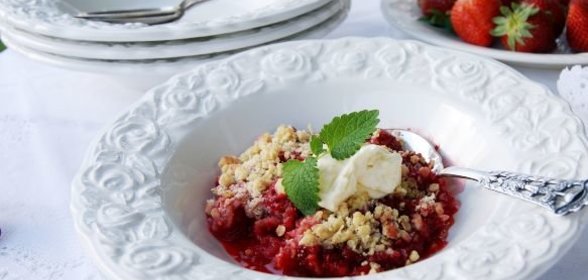 Крамбл с клубникой и ревенем (Rhubarb and strawberry crumble)
