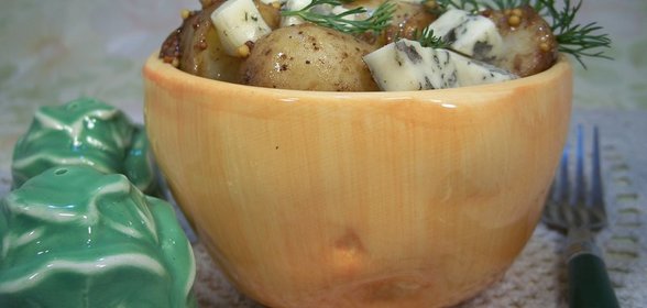 Салат из молодого картофеля с голубым сыром