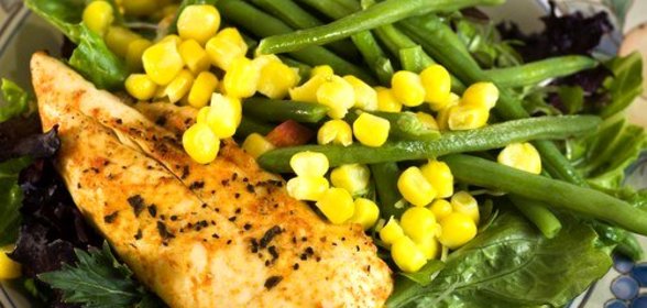 Фаршированная маскарпоне и эстрагоном курица с рагу из фасоли и бекона