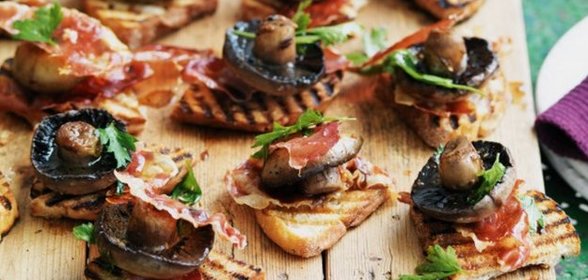 Брускетта с грибами и ветчиной