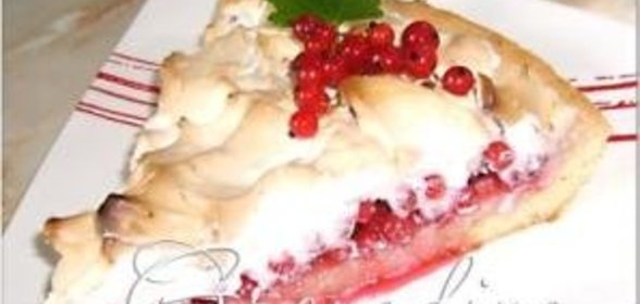 Пирог с красной смородиной и безе