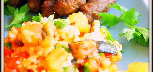 Чевапчичи (мясные колбаски) и Джувэч (запеченное овощное рагу с рисом). Балканская кухня