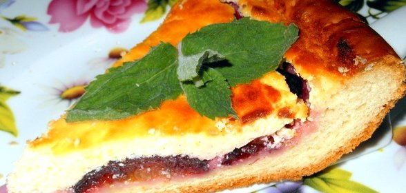 сливовый пирог с творожной начинкой