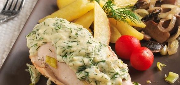 Куриные грудки под сырным соусом с картофелем и грибами