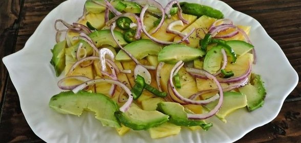Салат из ананасов с авокадо и красным луком