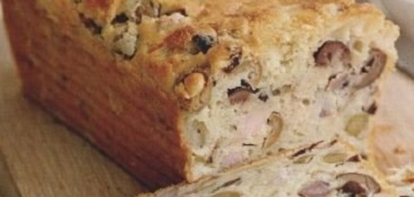 Закусочный кекс с ветчиной, сыром и оливками
