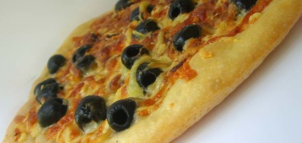 пицца с карамелизованным луком,копченым сыром и маслинами