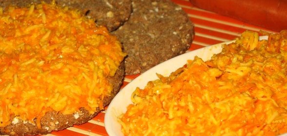 Морковный салат с сыром и чесноком