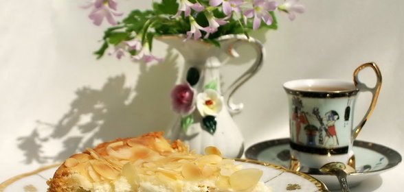 Пирог с ревенем, сметанным кремом и миндалём