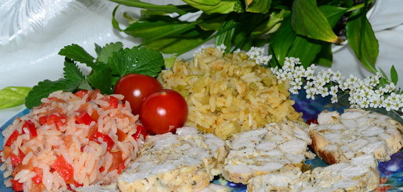Мясной рулет с разноцветным рисом