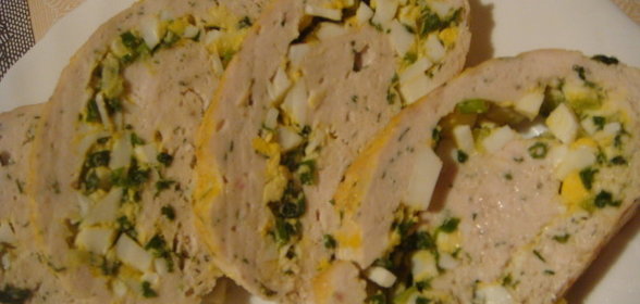 Куриный рулет с зеленым луком и яйцом