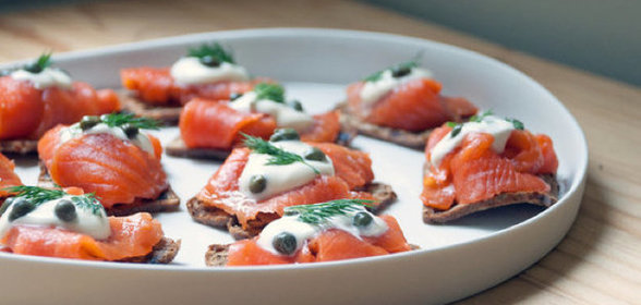 Мини-тосты с семгой и сливочным сыром