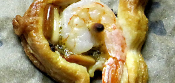 Закуска из слоёного теста с креветками,песто и кедровыми орешками Рыбки