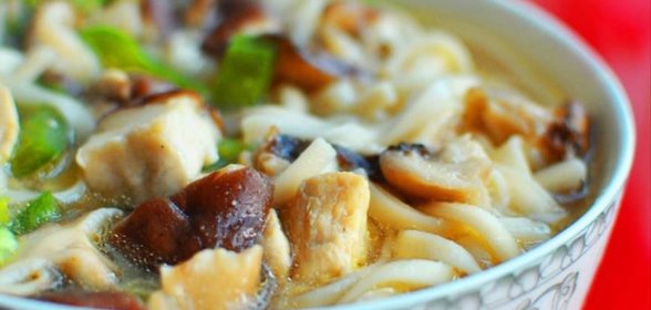 Лапша с курицей и грибами в азиатском стиле