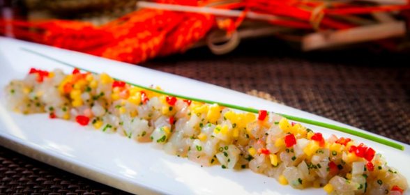 Тартар из дорада с манго и клубникой