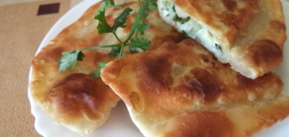Жареные пирожки с яйцом, луком и зеленью