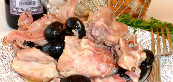Кролик с маслинами в винном соусе (Lapin aux olives)