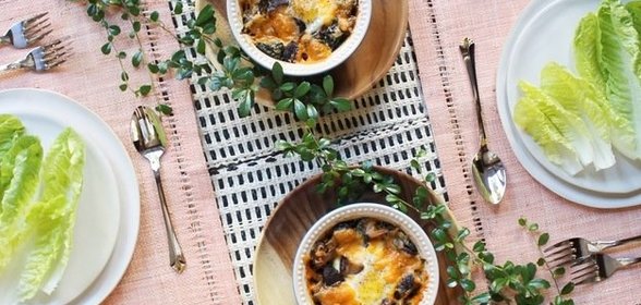 Запеченные яйца с картофелем, грибами и сыром