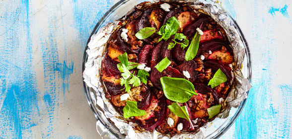 Запеченная свекла с грецкими орехами и козьим сыром