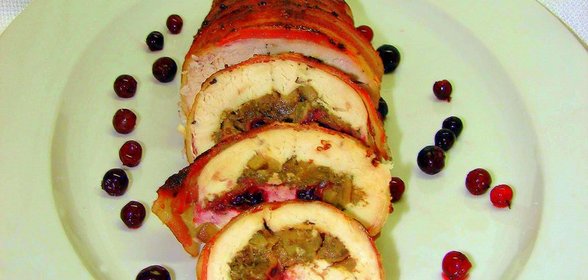 Куриный рулет с белыми грибами и брусникой