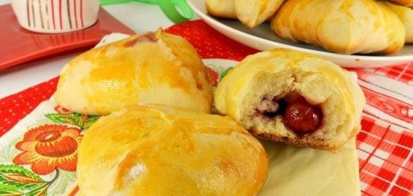 Пирожки духовые с вишней