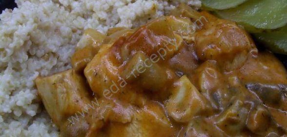 Гуляш из куриного филе с подливкой и шампиньонами