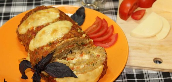 Мясной рулет с моцареллой и помидорами