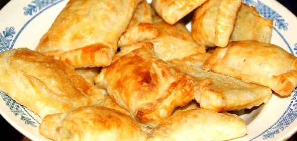 Слоеные пирожки с жареной капустой и луком