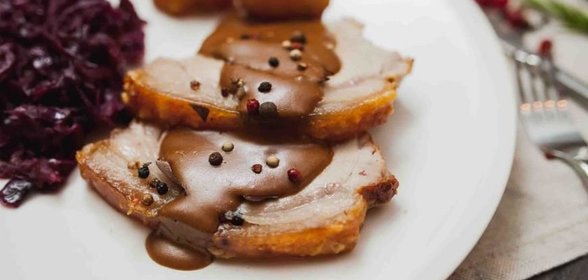 Flæskesteg – запеченная свинина с карамелизированным картофелем и красной кисло-сладкой капустой