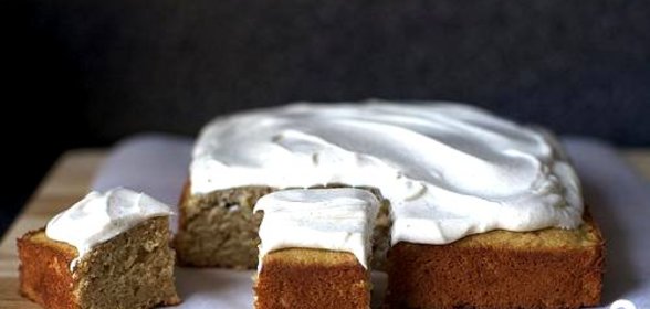 Пирог с яблочным соусом и сливочной глазурью