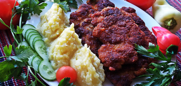 Куриные отбивные с картофельным пюре с сыром