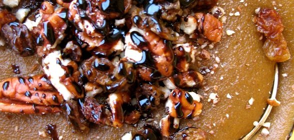 Манная каша с пеканом, изюмом и патокой